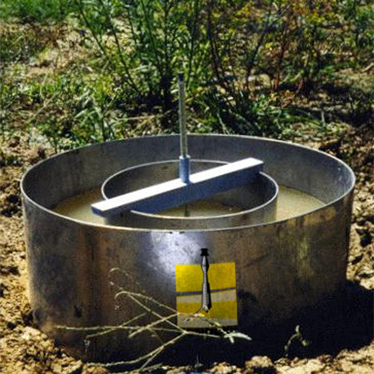 Infiltratietest met dubbele ringinfiltrometer in het veld