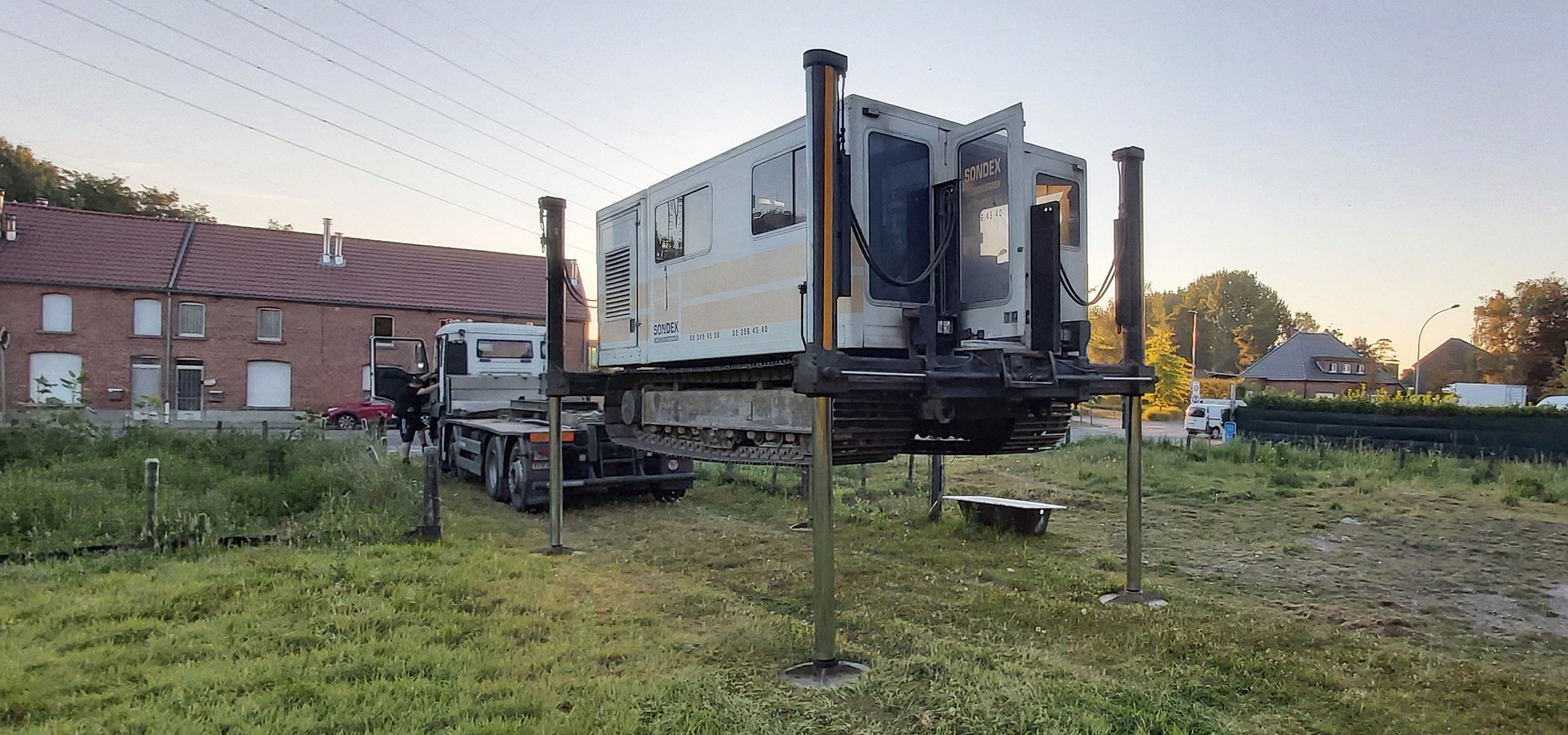 Sondeerrups 200 kN van Sondex op een terrein in Waasmunster