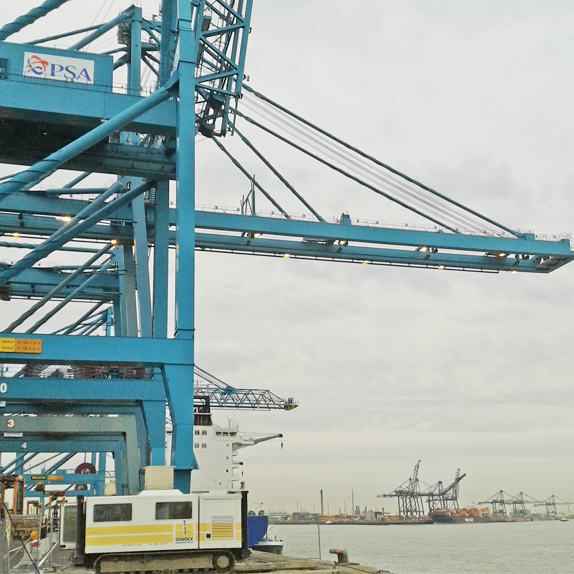 Rupsvoertuig 200 kN aan het werk in de haven